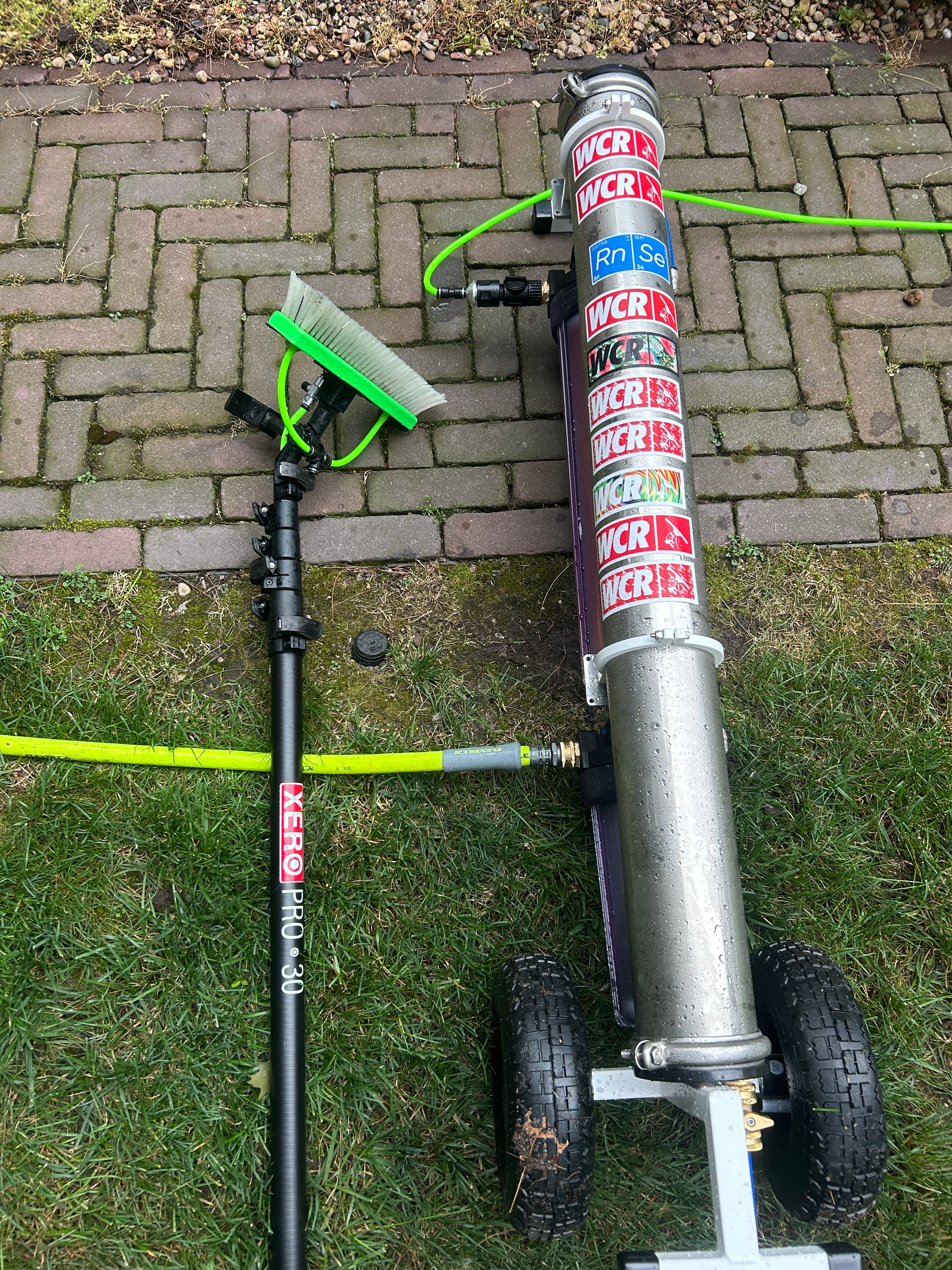 Water-fed pole cart and water reservoir equipment used for streak-free cleaning